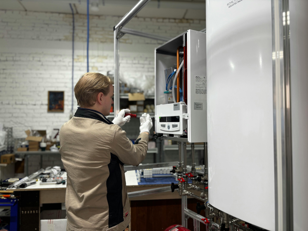 technicien effectuant la maintenance d'un appareil